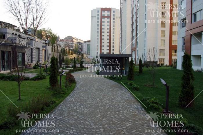 خرید آپارتمان فروشی مدرن در زیتون بورنو استانبول اروپایی برای گرفتن پاسپورت ترکیه محوطه ساختمان